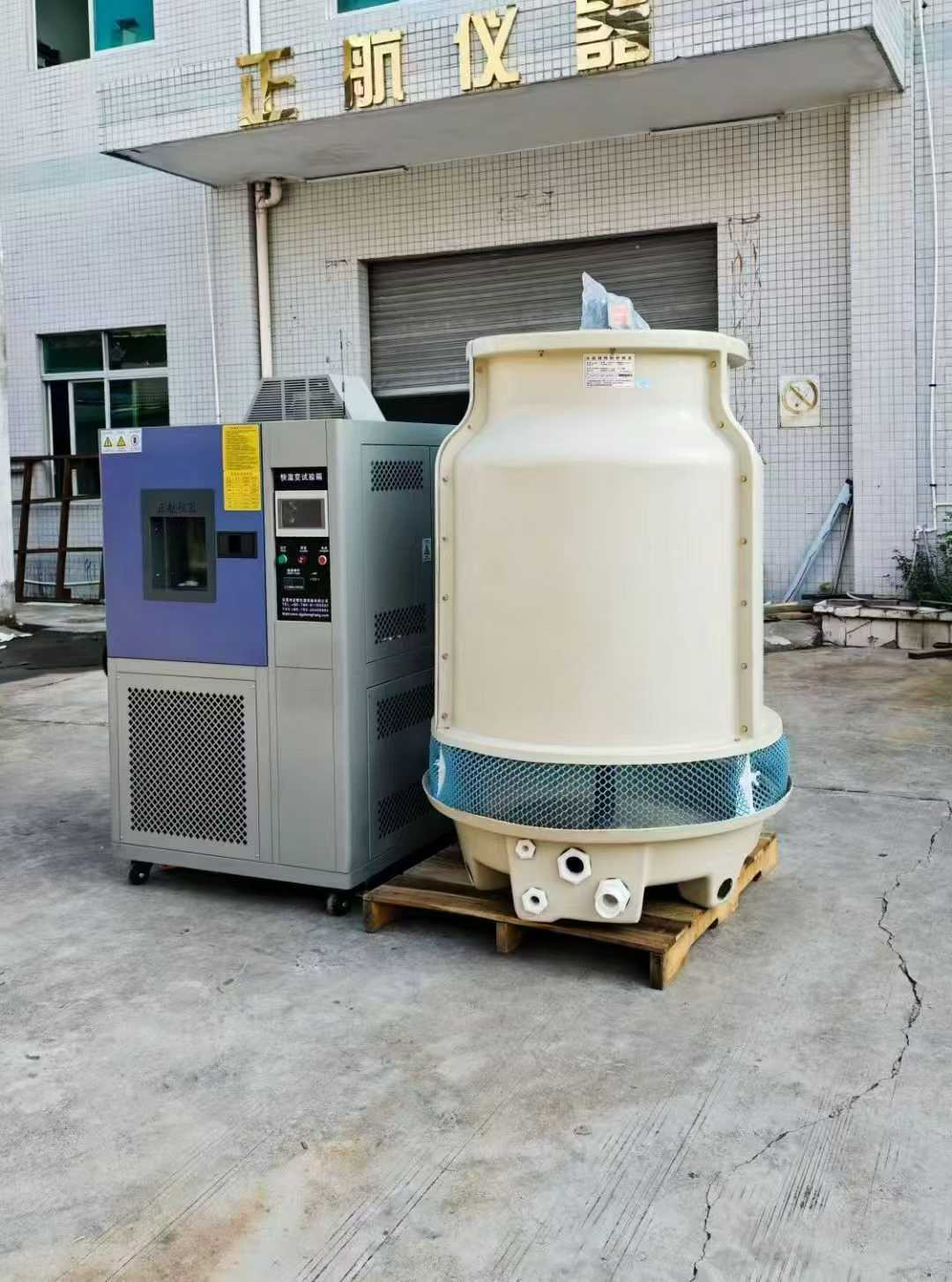近日，我司將一臺(tái)水冷式線性快速溫度變化試驗(yàn)箱送深圳銅排生產(chǎn)客戶，感謝客戶對(duì)于我司的大力支持。說(shuō)起這個(gè)設(shè)備，也是歷經(jīng)坎坷。在設(shè)備的溝通過(guò)程中，雖然客戶提出較高的技術(shù)要求，但我司秉持著盡心盡力滿足客戶需求為宗旨。多次進(jìn)行技術(shù)攻堅(jiān)會(huì)議，必須在有限的空間內(nèi)滿足客戶較高的快速線性溫度變化要求。  （快速溫變?cè)囼?yàn)箱已整裝待發(fā)） 因?yàn)榭蛻粢筝^高的線性快速溫度變化，而這臺(tái)設(shè)備屬于小型的設(shè)備，在有限的空間內(nèi)，我們需要充分考慮到設(shè)備的制冷，制熱以及散熱問(wèn)題，如果任何一個(gè)方面無(wú)法達(dá)到的話，那么后果將會(huì)是毀滅性的。  （裝車發(fā)走?。?我司對(duì)于此類有挑戰(zhàn)性的設(shè)備，充滿信心，因?yàn)槲覀儓?jiān)信每一次的攻堅(jiān)都是企業(yè)成功的一小步。只有不斷的提升我們的技術(shù)，才能在市場(chǎng)生存